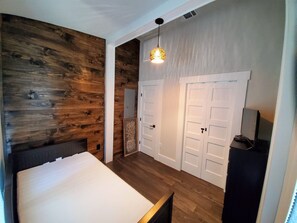 3 quartos, escrivaninha, ferros/tábuas de passar roupa