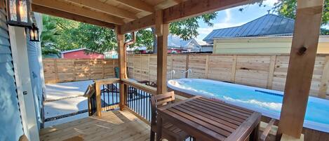 Outdoor spa tub