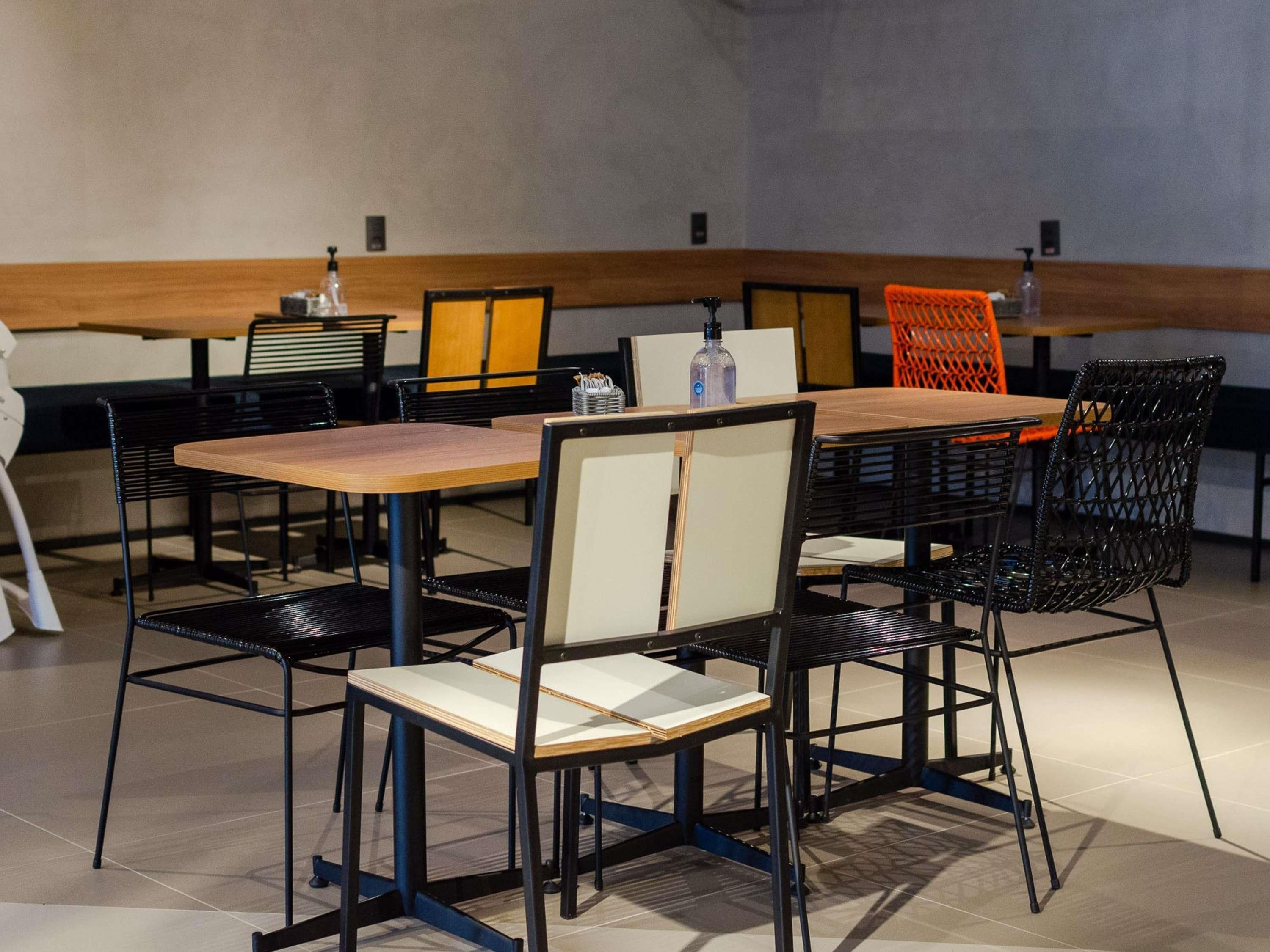 Un comedor con una mesa larga, varias sillas y un banco.
