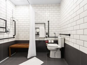 Standaard kamer, 1 tweepersoonsbed, toegankelijk voor mindervaliden (Accessible) | Hypoallergeen beddengoed, een minibar, een bureau, een laptopwerkplek