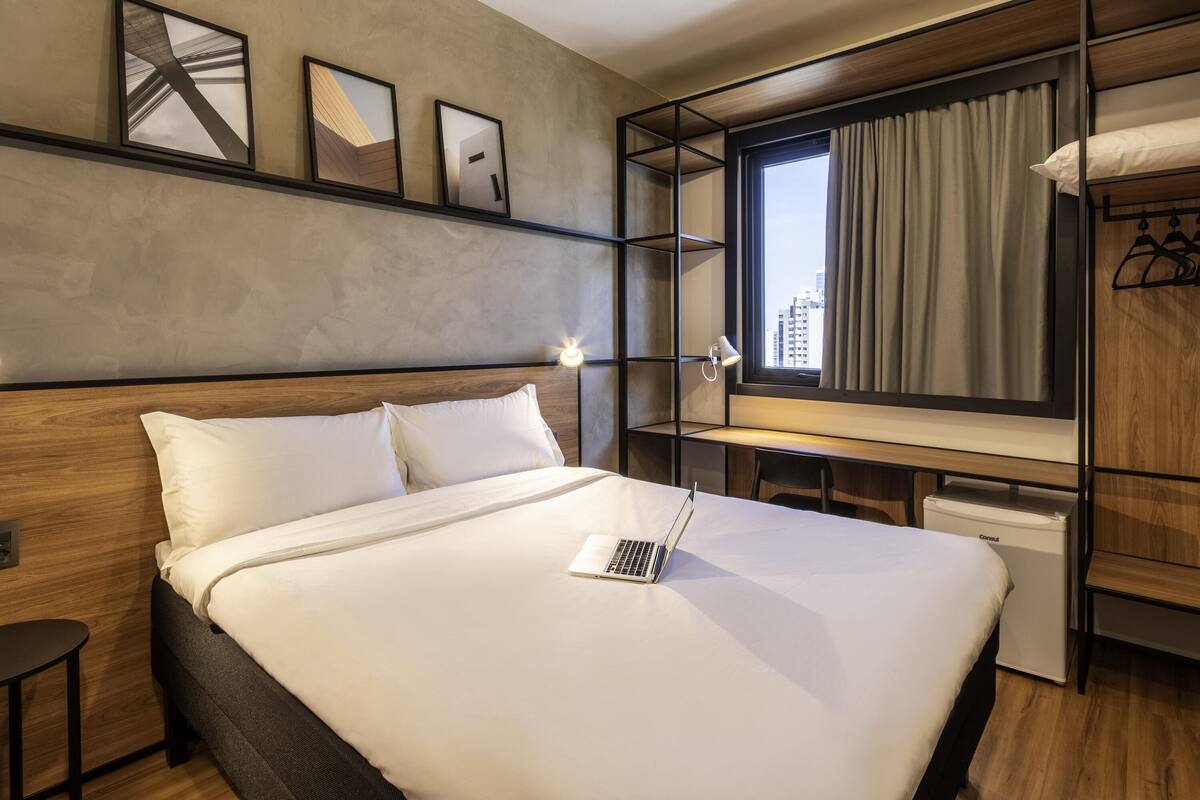 Hypo-allergenic bedding, minibar, desk, laptop workspace