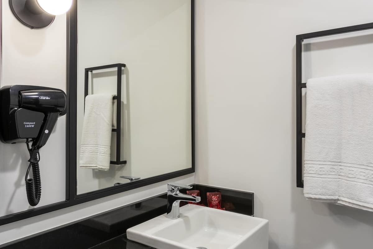 Hypo-allergenic bedding, minibar, desk, laptop workspace