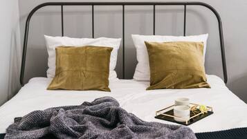 1 habitación, decoración personalizada, muebles diferentes y escritorio