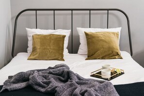 1 habitación, decoración personalizada, muebles diferentes y escritorio 