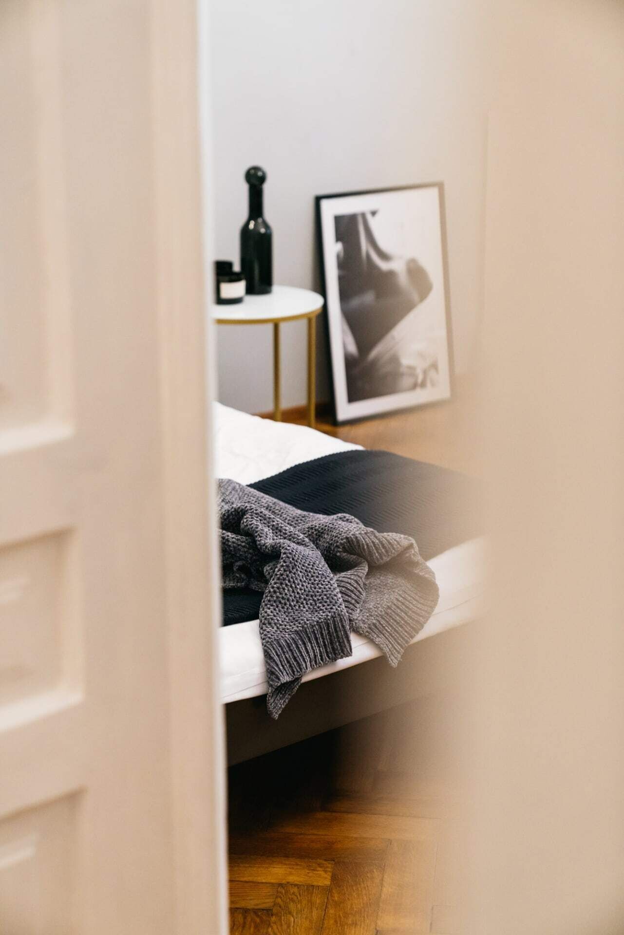 1 habitación, decoración personalizada, muebles diferentes y escritorio 