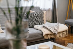 Apartamento superior | Sala de estar | Una televisión de pantalla plana