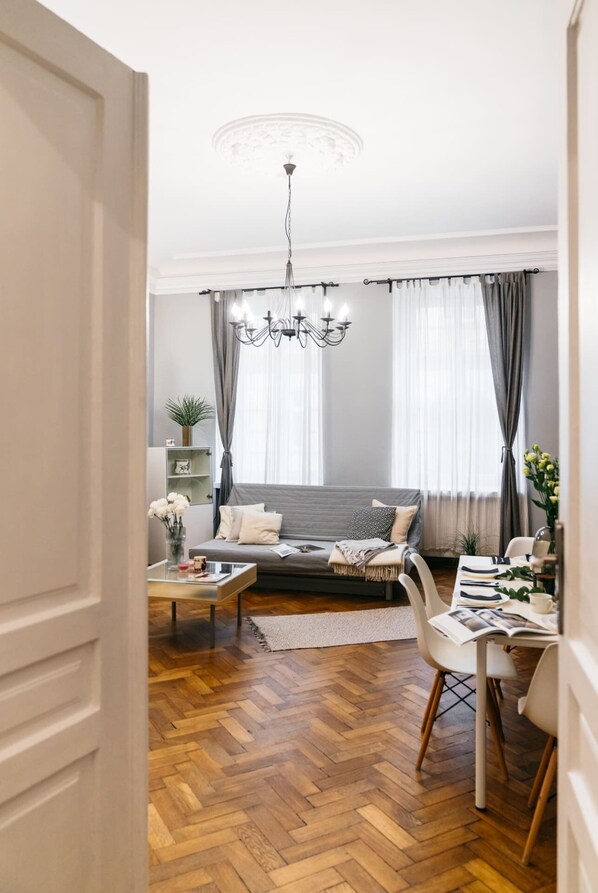 Apartamento superior | 1 dormitorio, decoración individual, mobiliario individual y escritorio