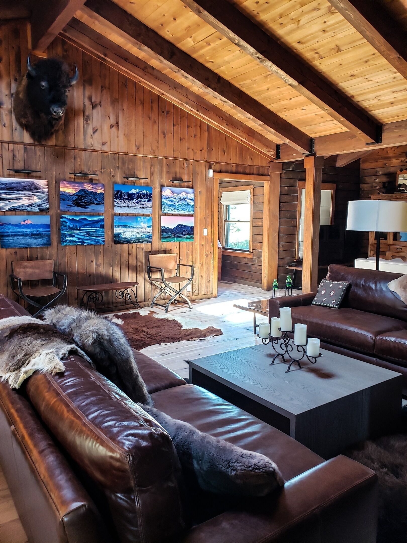 Smart-TV, peis, DVD-spiller og bøker