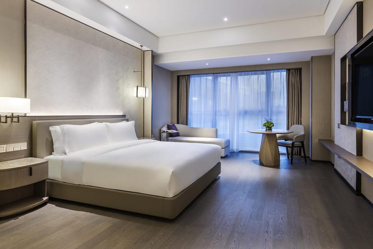 Superior Room, 1 King Bed | Minibar, desk, iron/ironing board, free WiFi