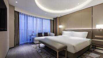 Frigobar, escrivaninha, ferros/tábuas de passar roupa, Wi-Fi de cortesia