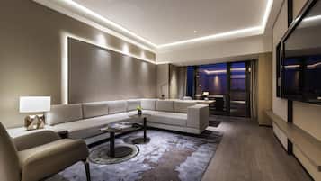 Suite, 1 cama de matrimonio grande (Privilege) | 1 dormitorio, minibar, escritorio y tabla de planchar con plancha