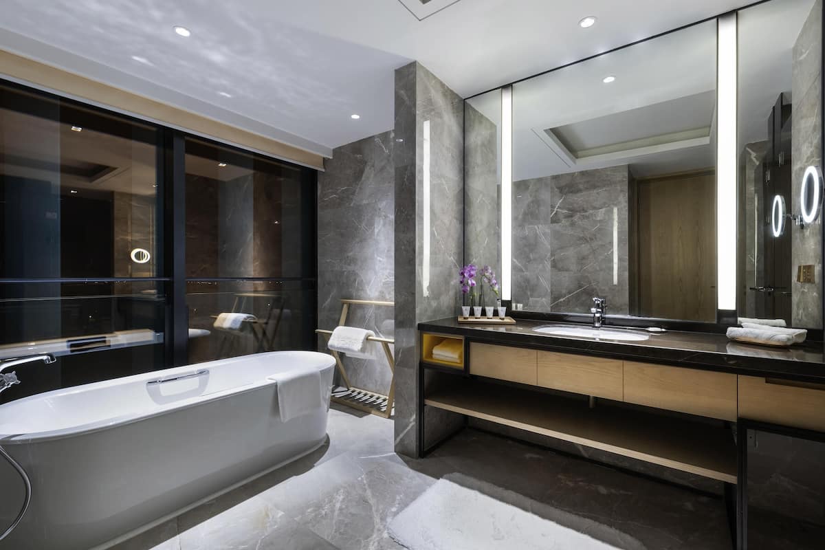 Suite, 1 King Bed (Privilege)