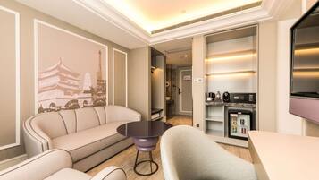 Privilege, Business Suite, 1 King Bed | Hypo-allergenic bedding, down duvets, minibar, individually decorated