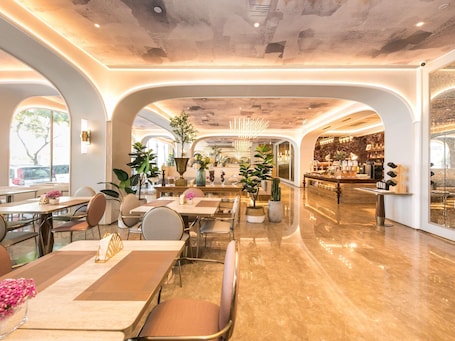 20 间餐厅,供应早餐,国际美食. 西安钟楼北大街美居酒店