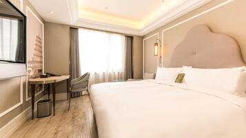 Standard Room, 1 King Bed | Minibar, soundproofing, free WiFi