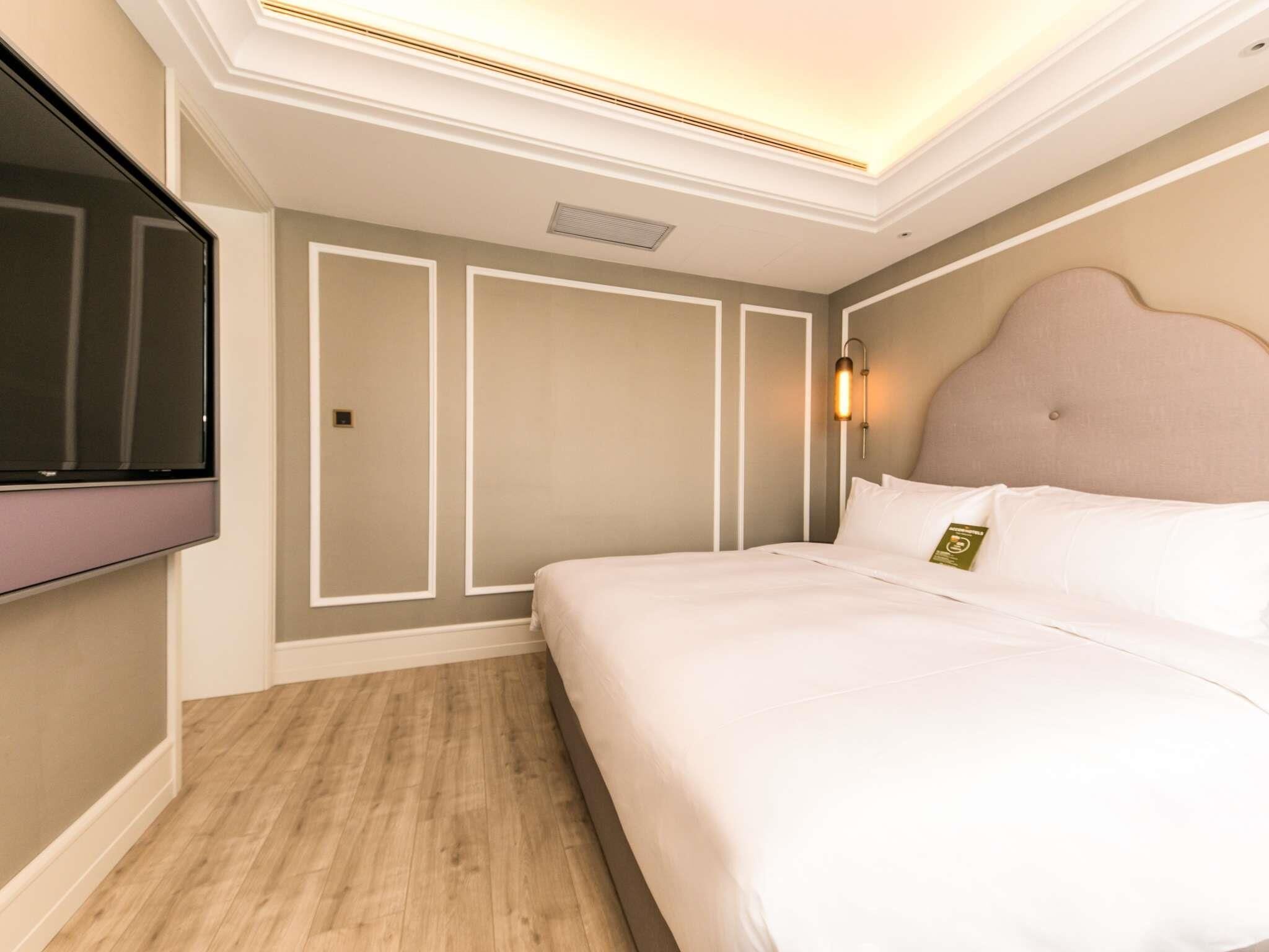 Privilege, Business Suite, 1 King Bed | Hypo-allergenic bedding, down comforters, minibar