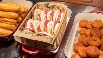 Petit déjeuner servi en supplément