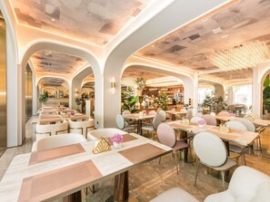 20 restaurants; breakfast served 