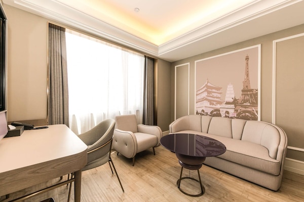 Privilege, Suite, 1 King Bed | Minibar, soundproofing, free WiFi