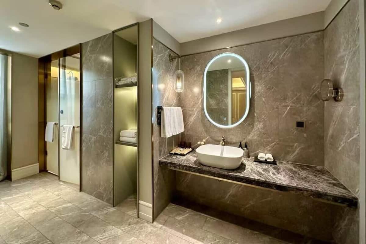 Douche, articles de toilette gratuits, sèche-cheveux, peignoirs