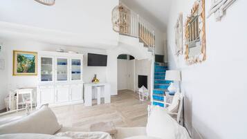 Una Smart TV, una chimenea, libros