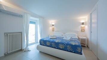 4 dormitorios, escritorio, tabla de planchar con plancha y cuna de viaje