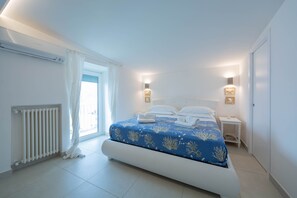 4 chambres, bureau, fer et planche à repasser, lit parapluie