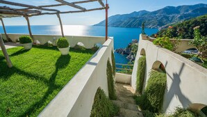 A terrace with a view of the sea, a pergola, and a statue. - "Villa Costanza" with private pool and jacuzzi sea view - Amalfi Coast (-)