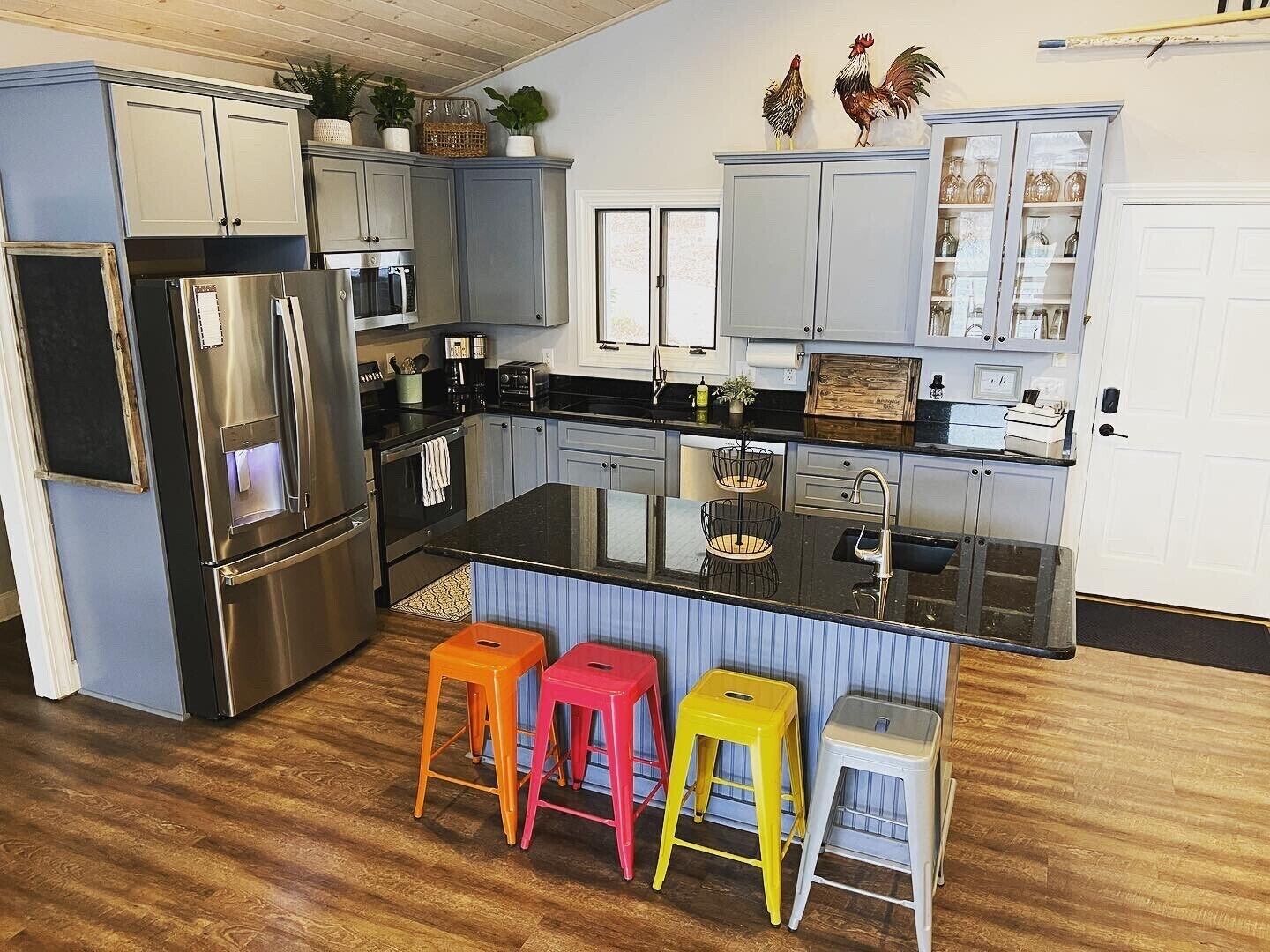 Jääkaappi, mikroaaltouuni, uuni, liesi