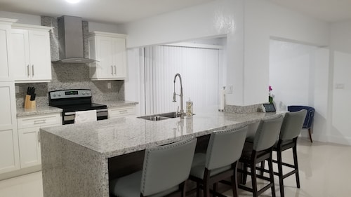 New Miami Townhouse on Lake for Families FU 3 Bed, 2 Bathroom, 5 Persons.