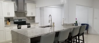 New Miami Townhouse on Lake for Families FU 3 Bed, 2 Bathroom, 5 Persons.