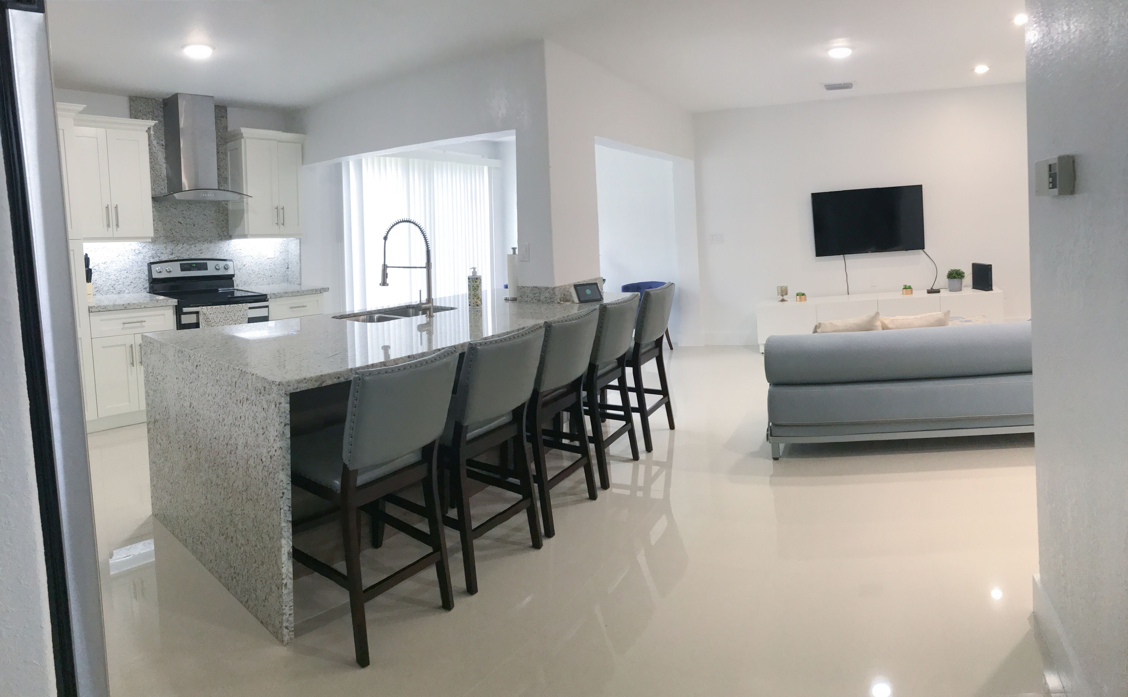 New Miami Townhouse on Lake for Families 3 Bed, 2 Bathroom, 6 Person