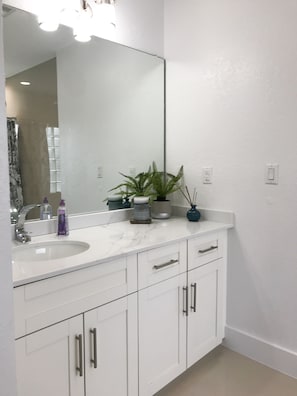 Secador de cabelo, toalhas de banho, sabonete, shampoo