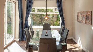 Nhà, phòng tắm riêng (3 Bed) | Nhà hàng