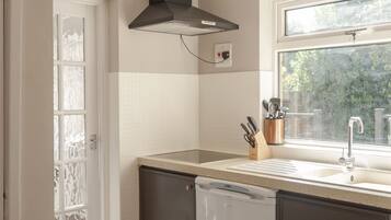 Nhà, phòng tắm riêng (3 Bed) | Bếp riêng