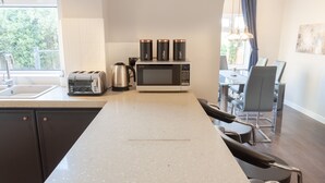 Nhà, phòng tắm riêng (3 Bed) | Bếp riêng