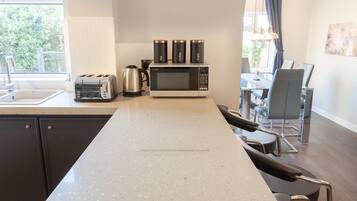 Nhà, phòng tắm riêng (3 Bed) | Bếp riêng