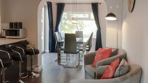 Nhà, phòng tắm riêng (3 Bed) | Khu phòng khách
