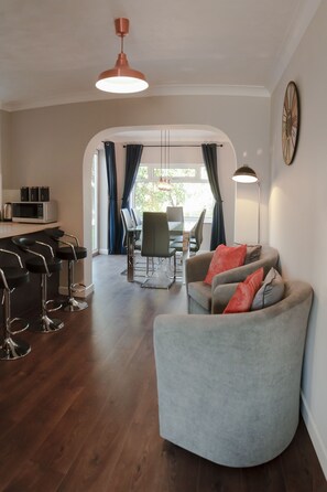 Huis, privébadkamer (3 Bed) | Woonruimte | Een televisie