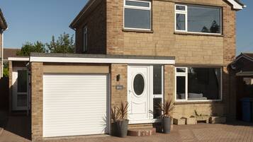 Nhà, phòng tắm riêng (3 Bed) | Ngoại thất