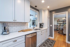 Fripp Island - Lazy Daze | Private kitchen | Fridge, microwave, stovetop, dishwasher - Lazy Daze on Fripp Island (Fripp Island)