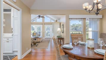 Hus | Eget kjøkken | Kjøleskap, mikrobølgeovn, kokeplater og oppvaskmaskin