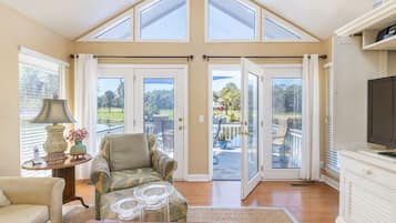 Hus | Oppholdsrom | Flatskjerm-TV og DVD-spiller