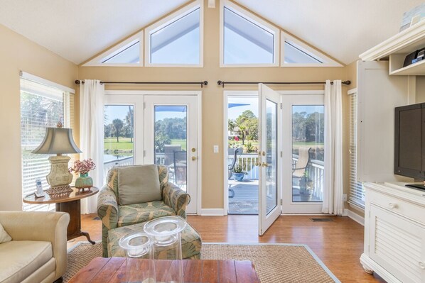 Fripp Island - Lazy Daze | Living room | Flat-screen TV, DVD player - Lazy Daze on Fripp Island (Fripp Island)