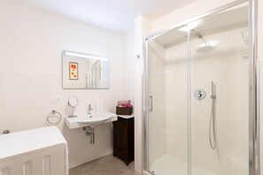 Dusche, kostenlose Toilettenartikel, Haartrockner, Bidet