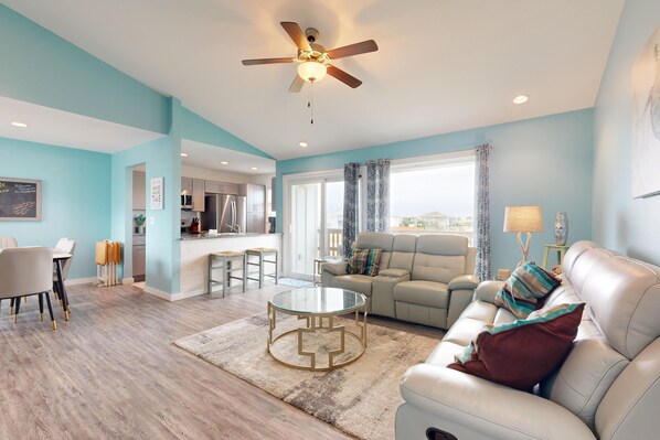 TV - 2nd Floor, Shared Pool, Hot Tub, Golf Cart Access (Port Aransas)