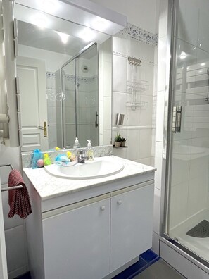 Douche, séchoir à cheveux, serviettes fournies, savon