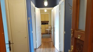 A hallway with wooden flooring, white doors, and a ceiling light fixture. - Morizan (Röbel/Müritz)
