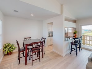 Dining - 2nd  Floor, Pet Friendly, Shared Pool, Golf Cart Access (Port Aransas)