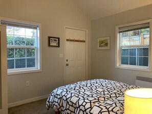 2 bedrooms, desk, iron/ironing board, free WiFi - Convenient Chic Cottage (Portland)